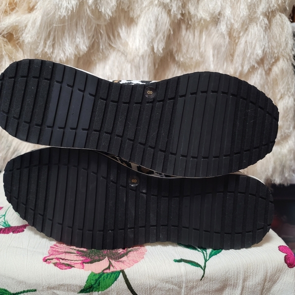 NWOT.  J/slides Urban Sport Sneakers.  Size 8M.  (190) - Picture 9 of 9